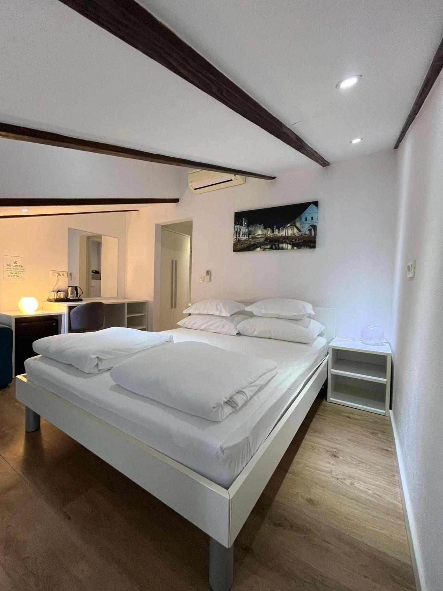 Bed and Breakfast Dela Хвар Экстерьер фото